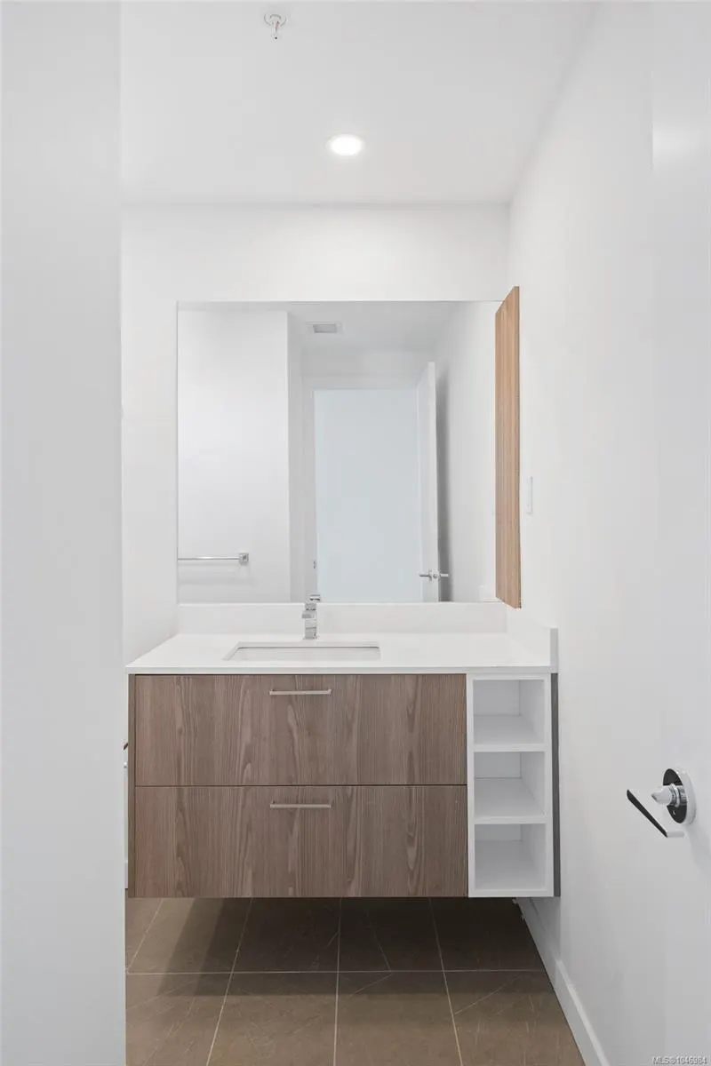 899 Esquimalt Rd