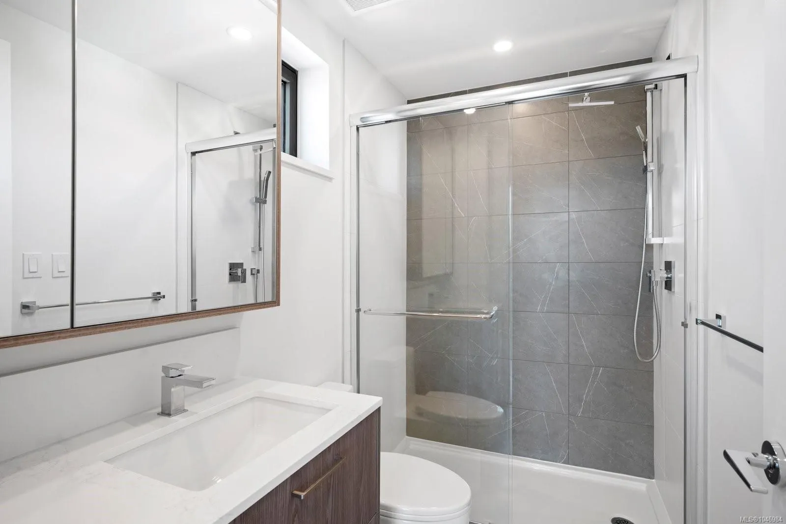 899 Esquimalt Rd