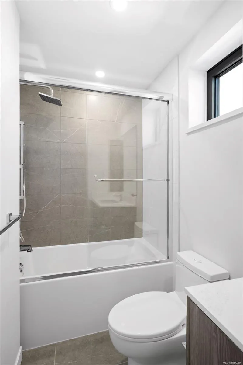 899 Esquimalt Rd