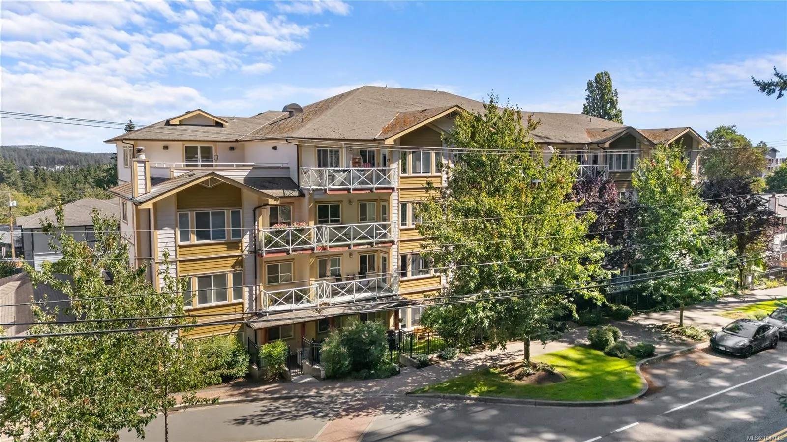 360 Goldstream Ave