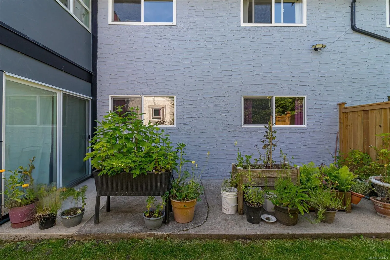 3244 Seaton St