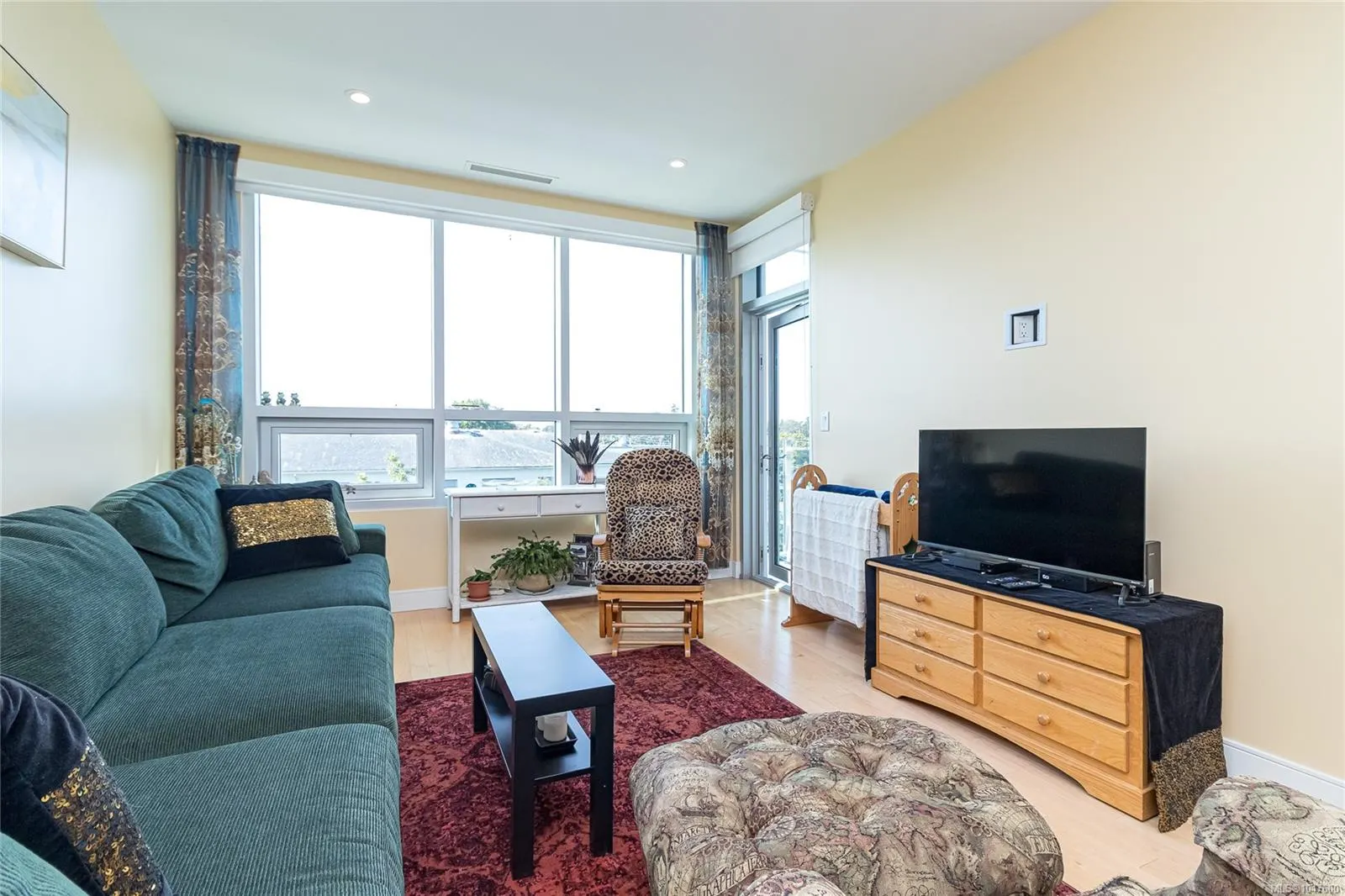916 Lyall St