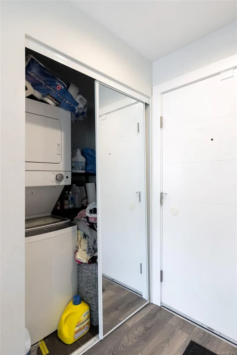 826 Esquimalt Rd