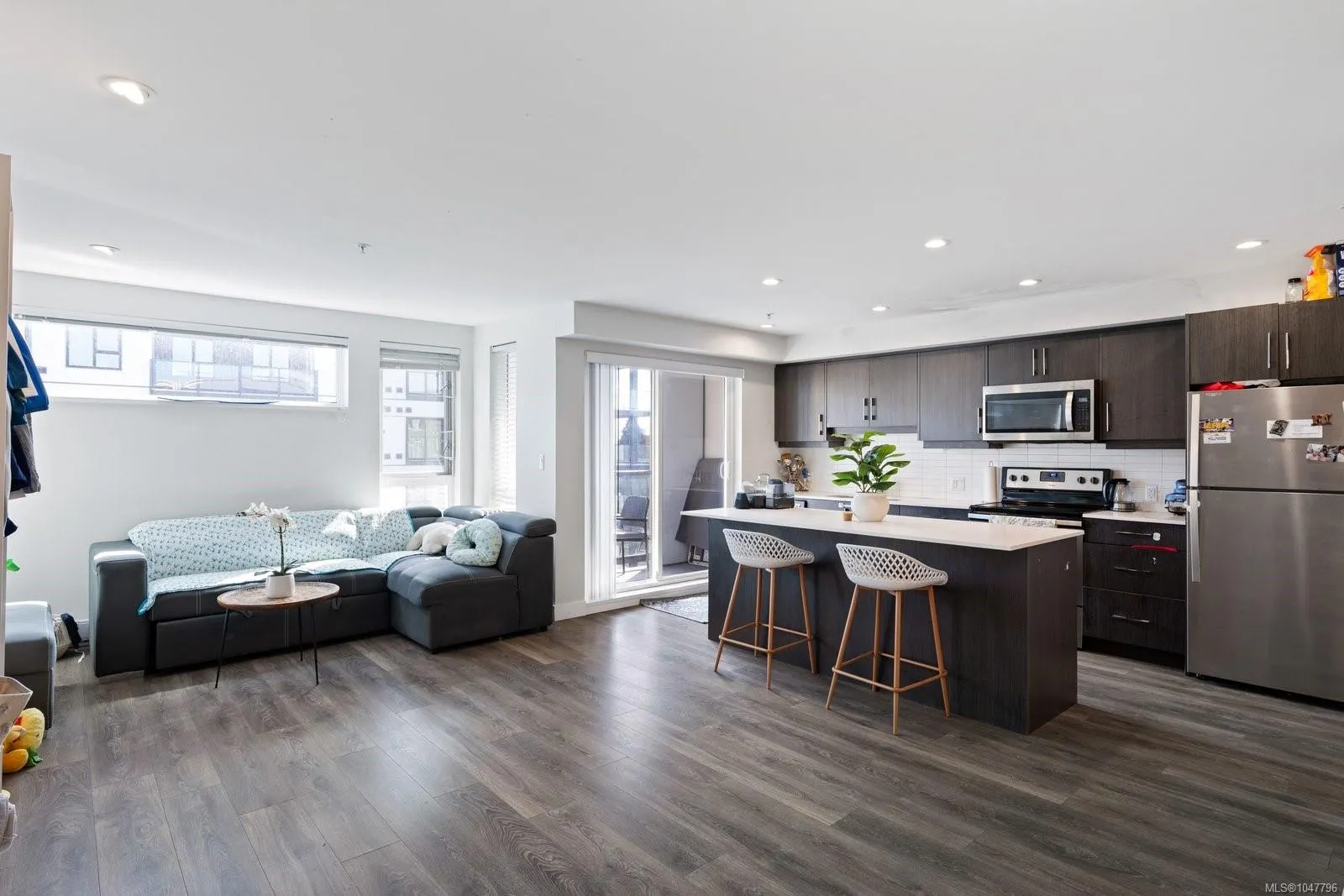 826 Esquimalt Rd