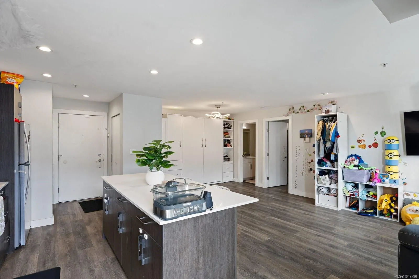 826 Esquimalt Rd