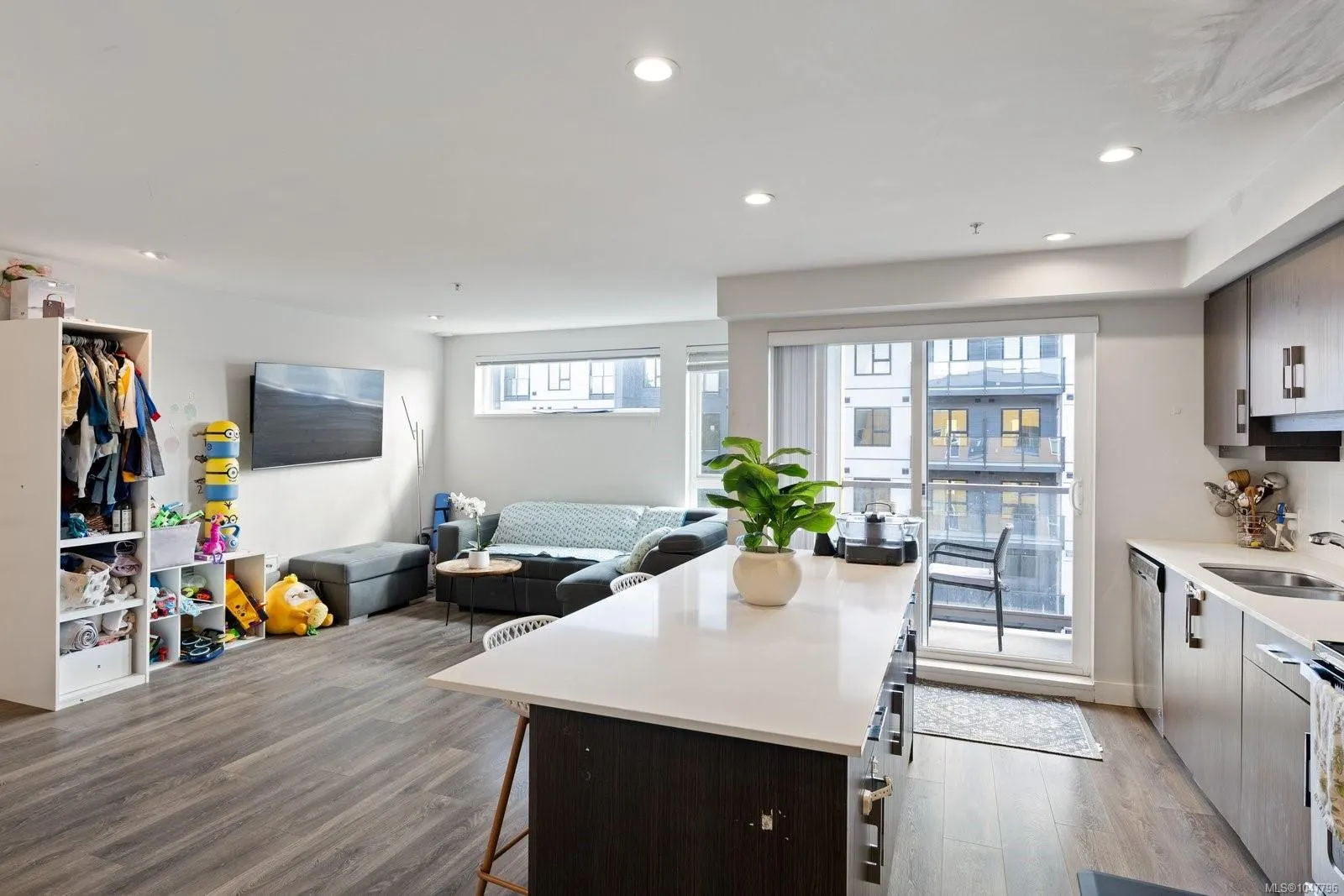 826 Esquimalt Rd