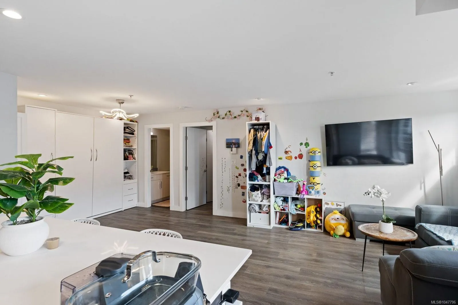 826 Esquimalt Rd