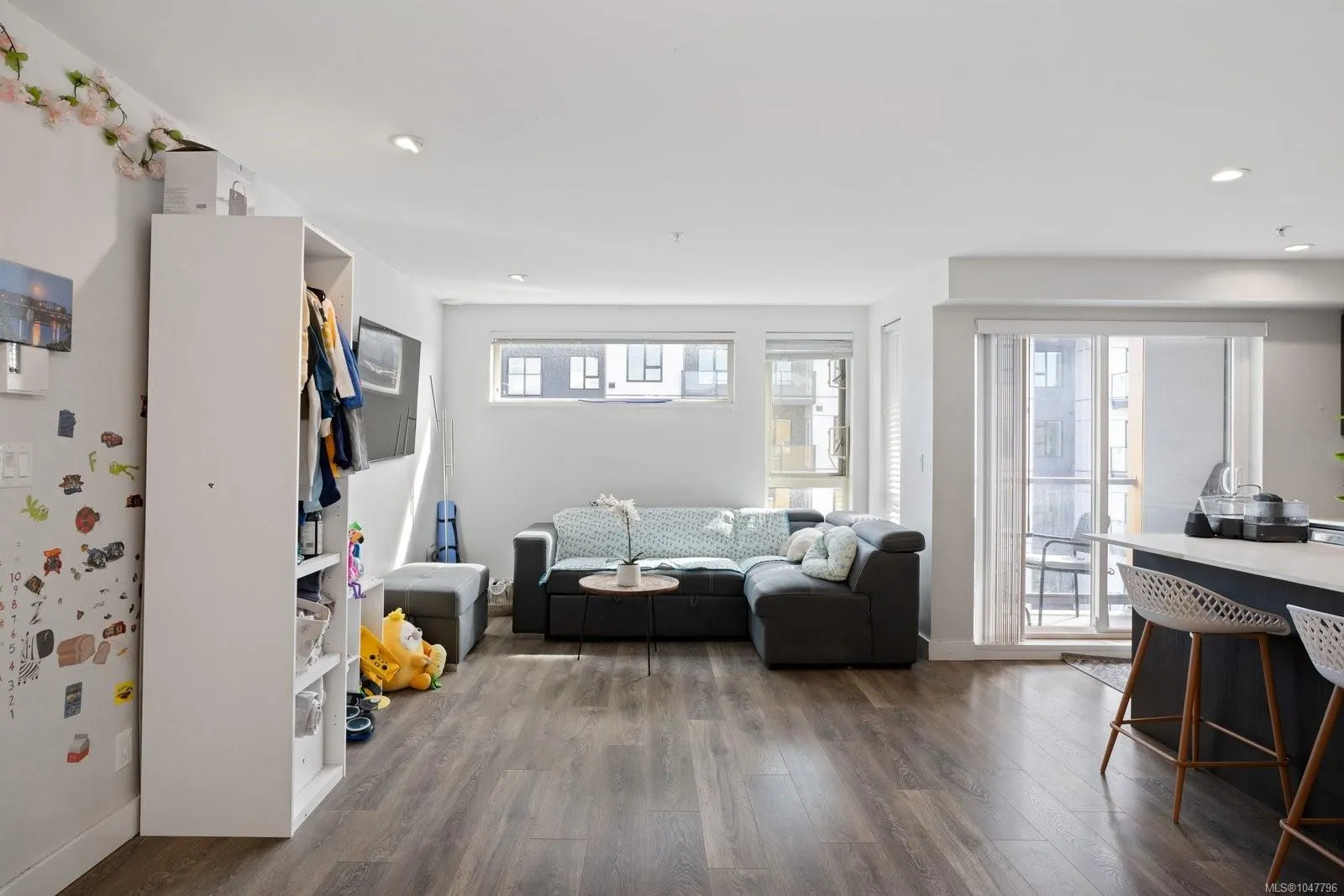 826 Esquimalt Rd