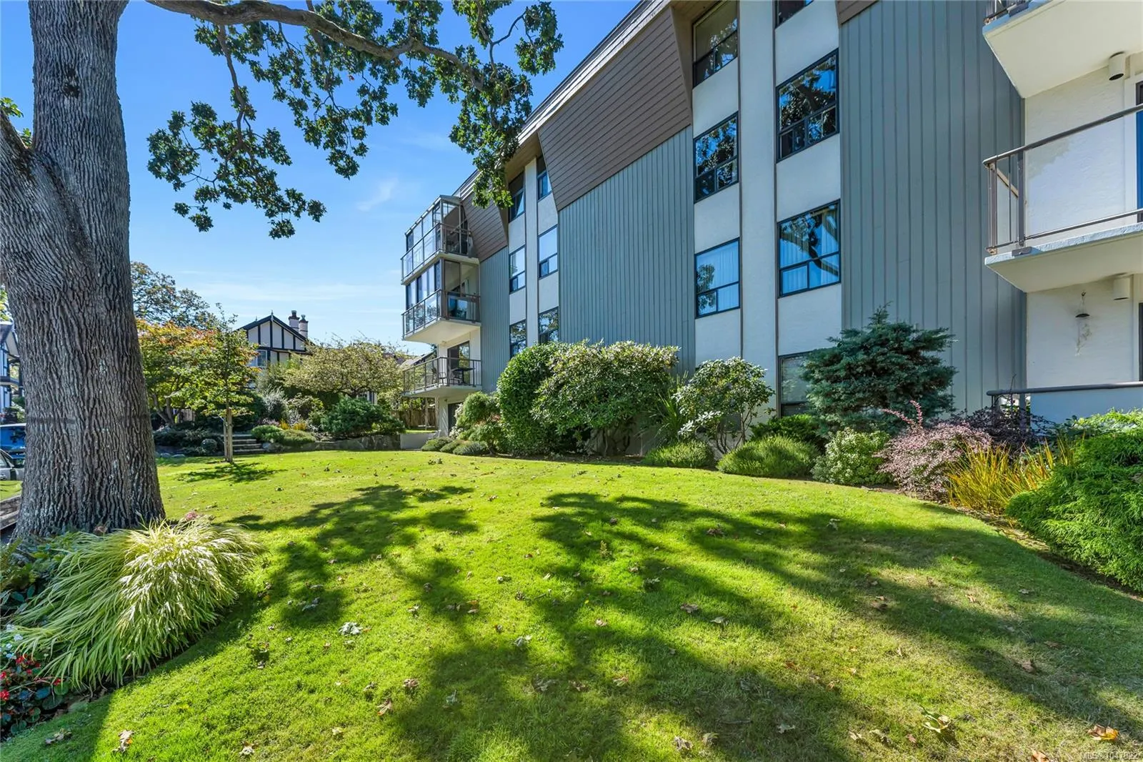 2125 Oak Bay Ave