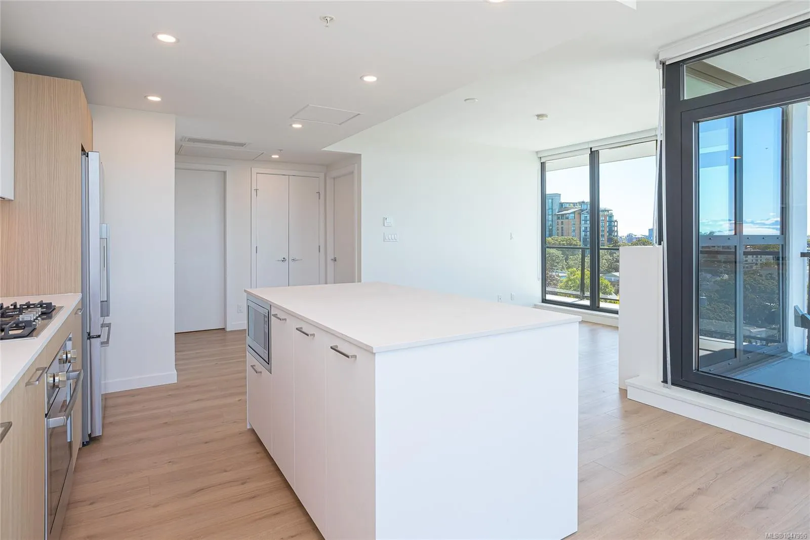 899 Esquimalt St