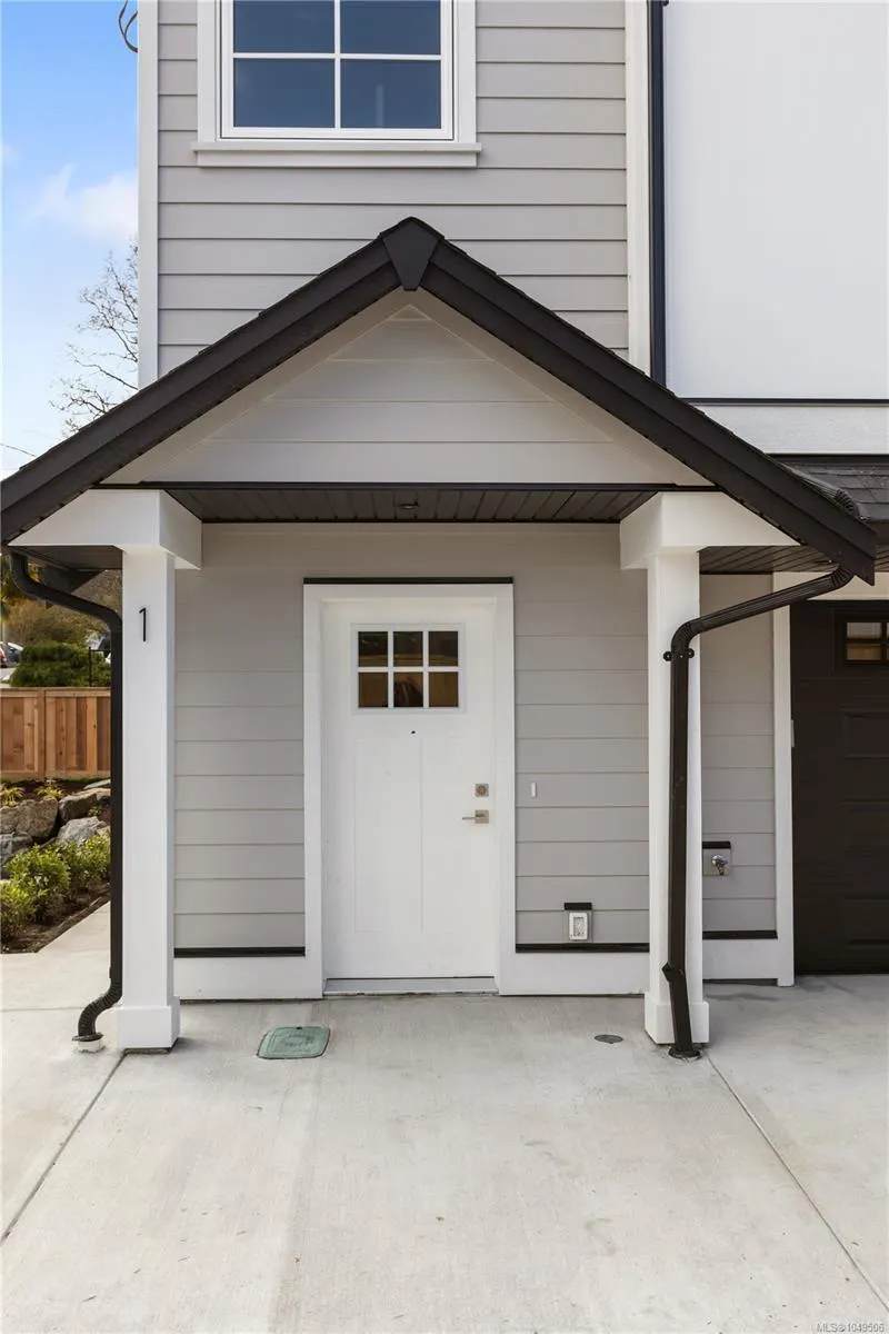 990 McBriar Ave