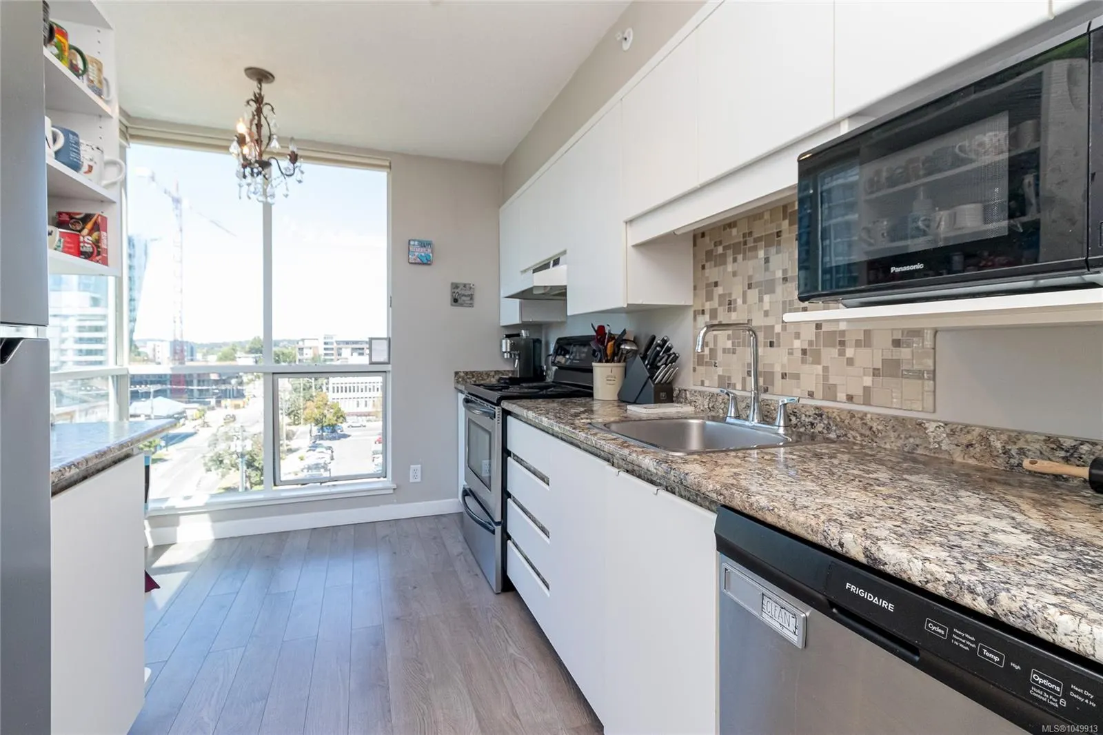 1010 View St