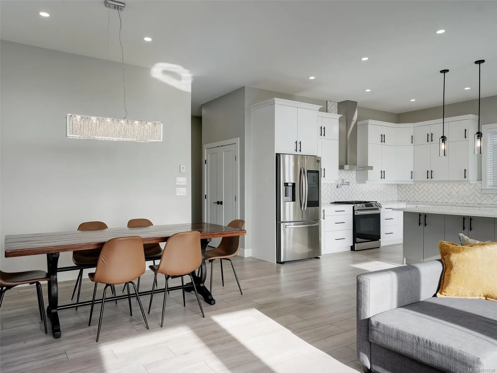 2431 Azurite Cres