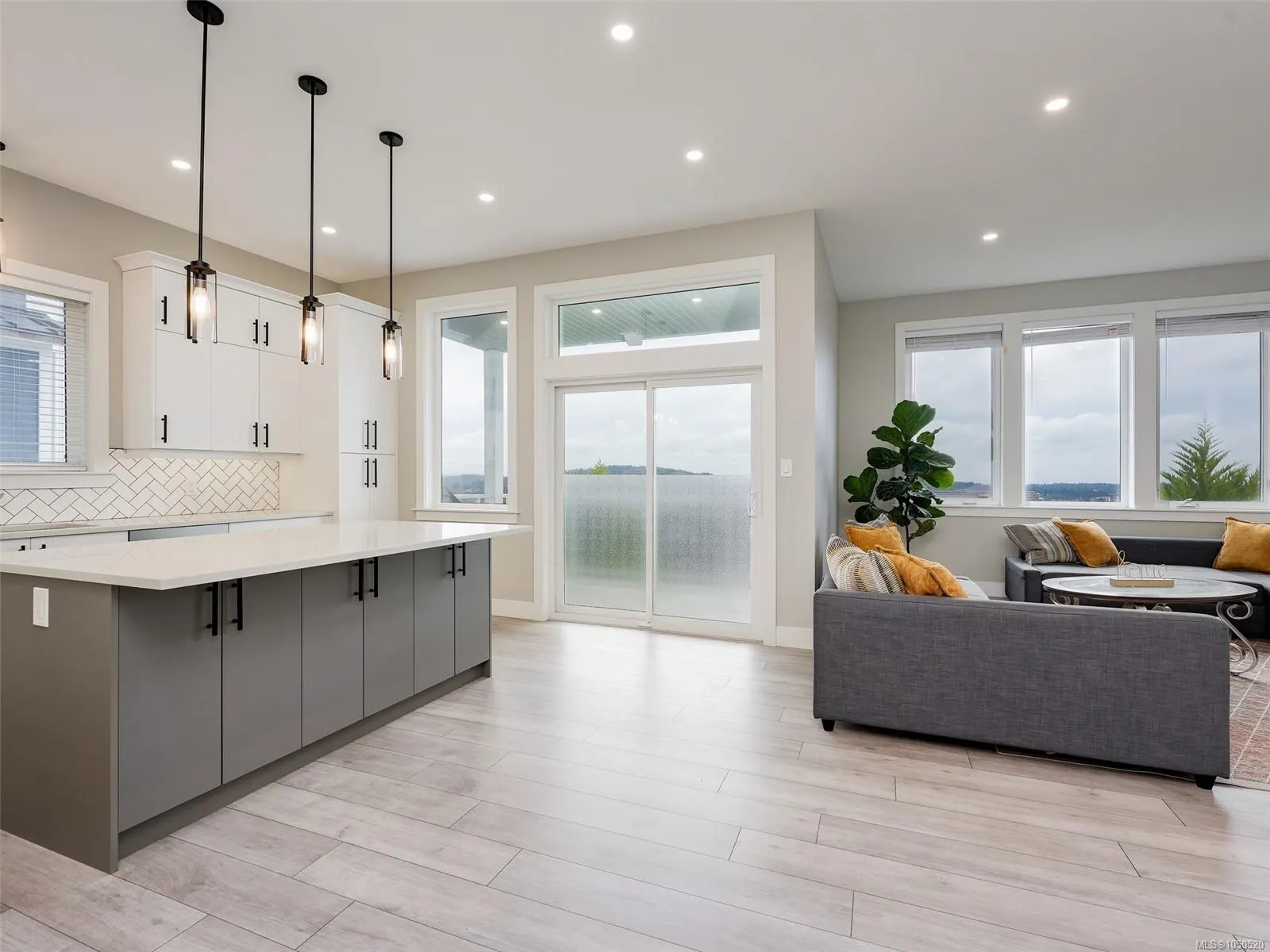 2431 Azurite Cres