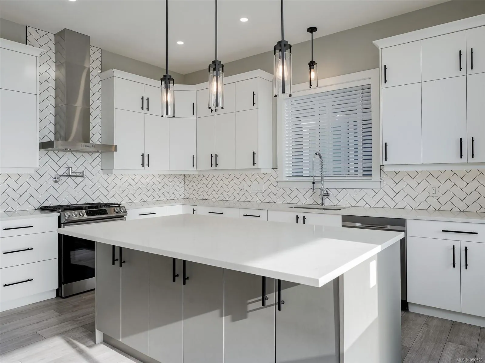 2431 Azurite Cres