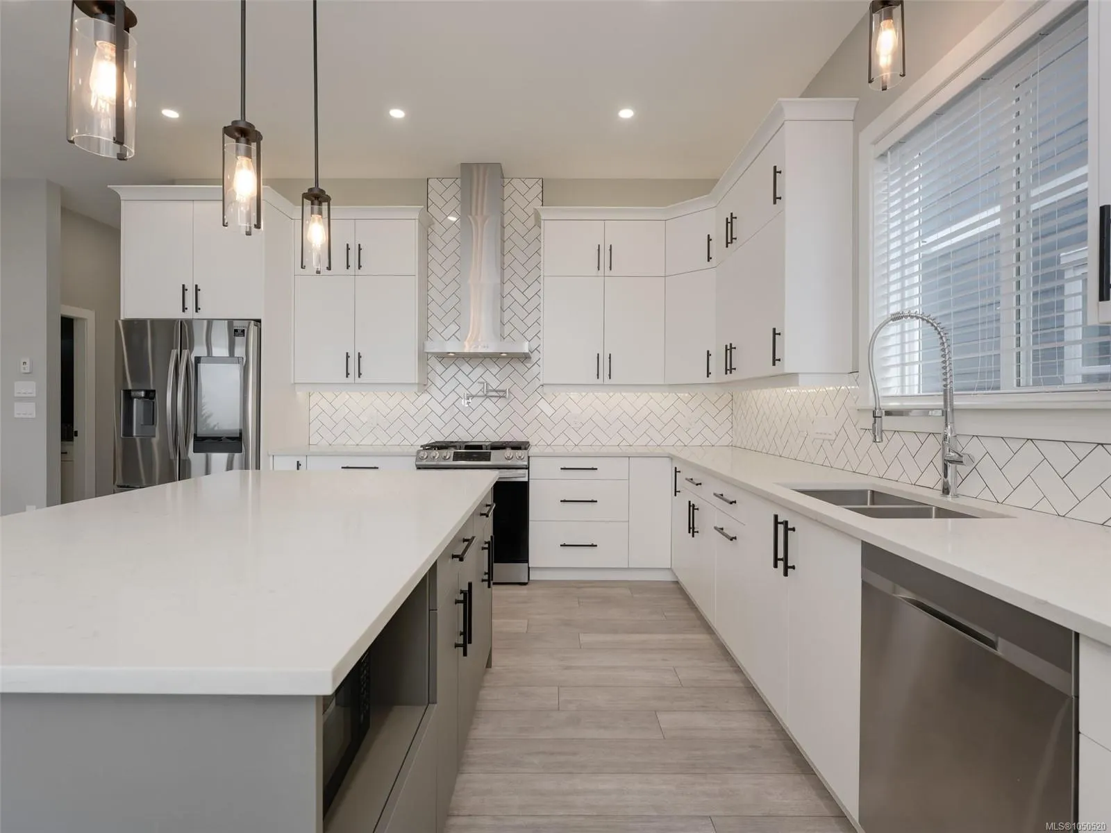 2431 Azurite Cres
