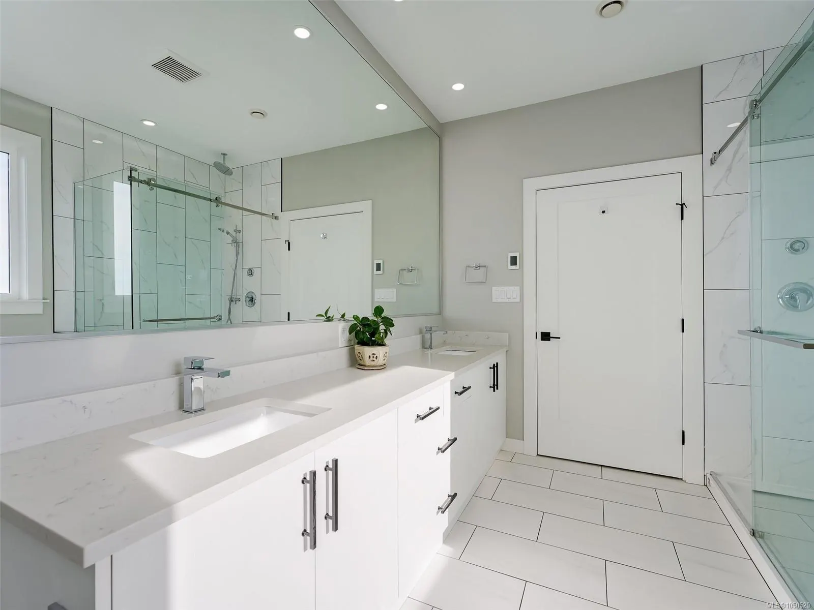 2431 Azurite Cres