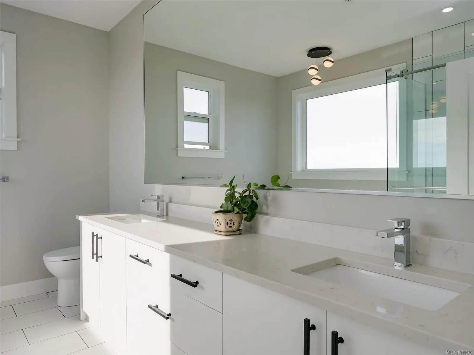 2431 Azurite Cres