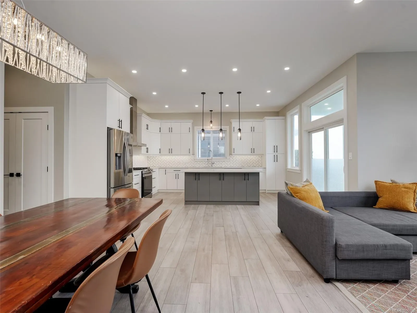 2431 Azurite Cres