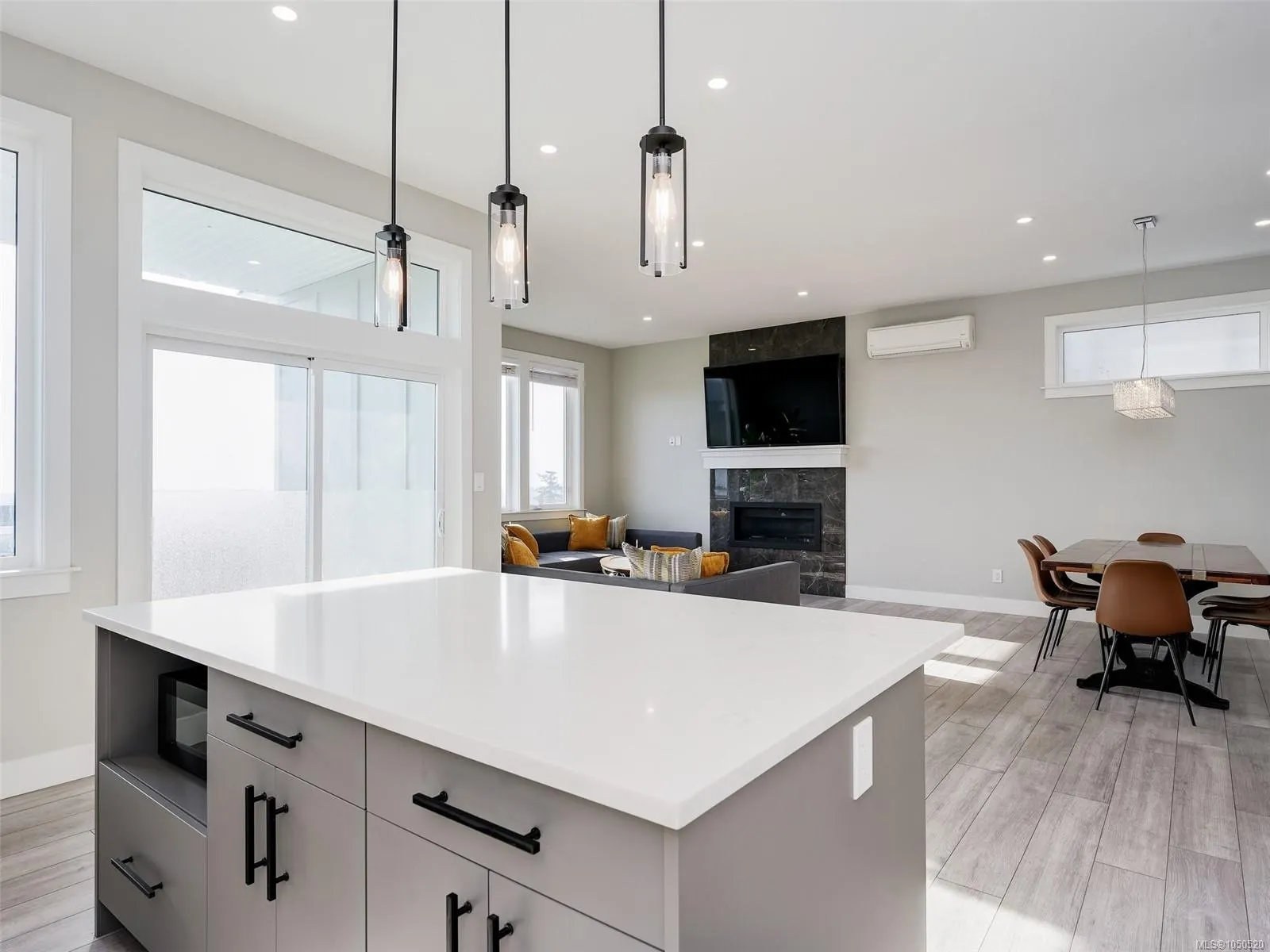 2431 Azurite Cres