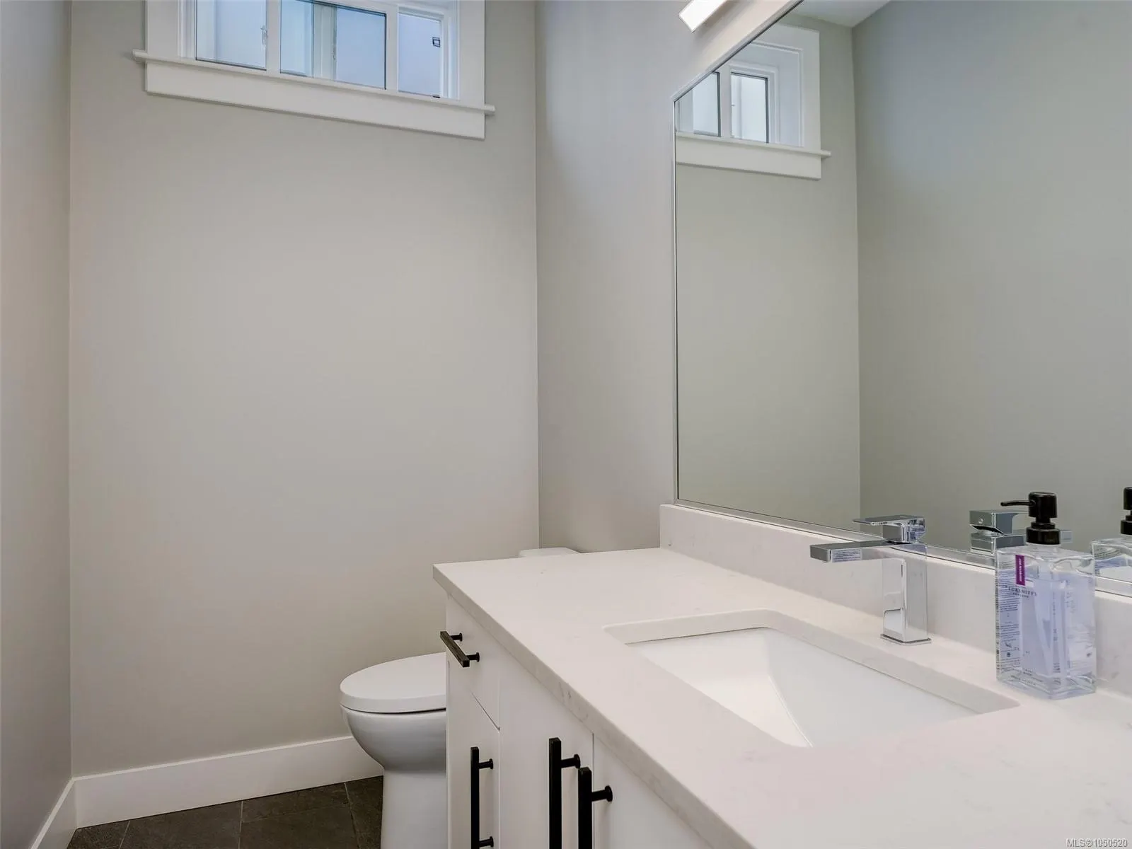 2431 Azurite Cres