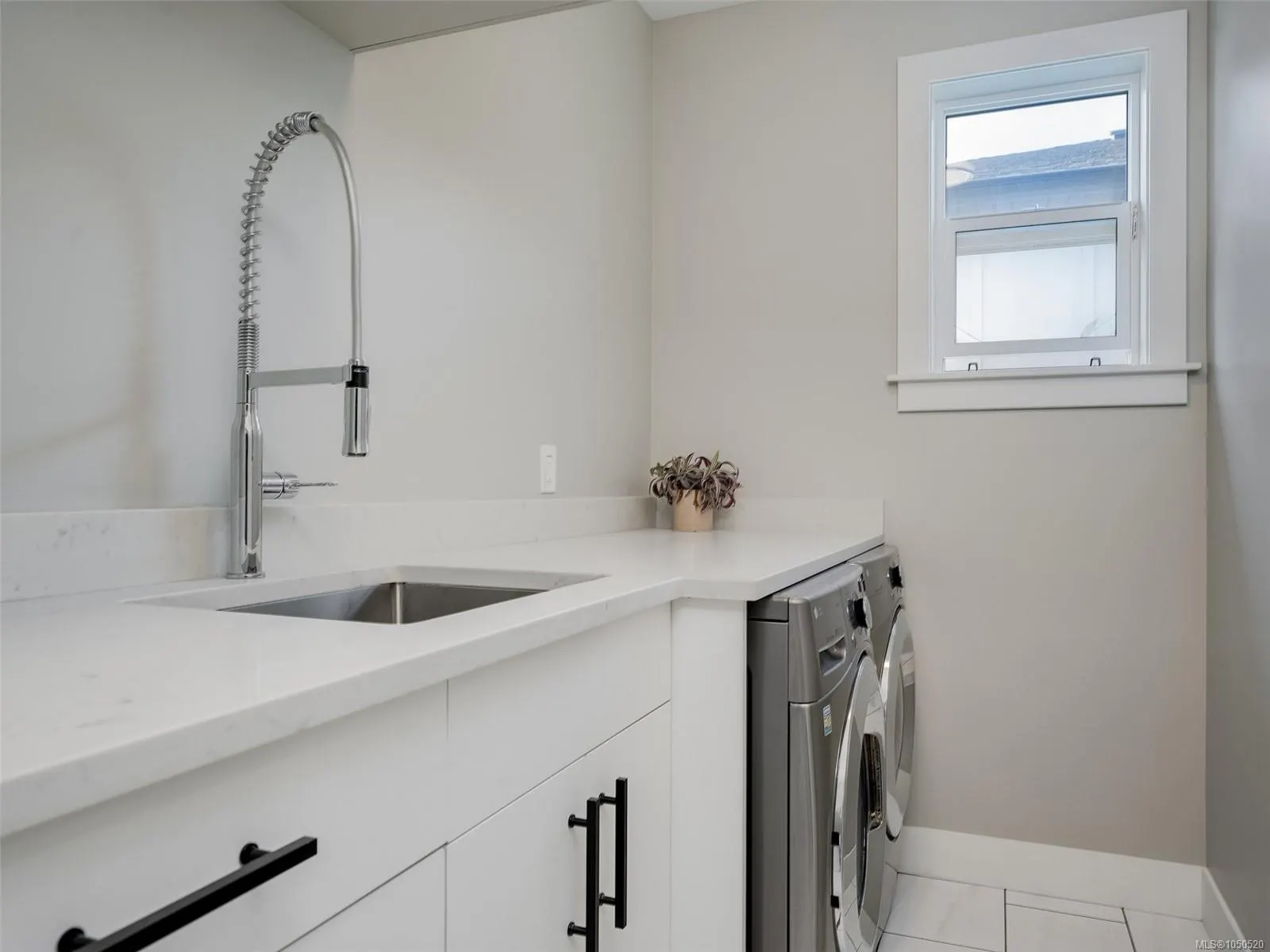 2431 Azurite Cres