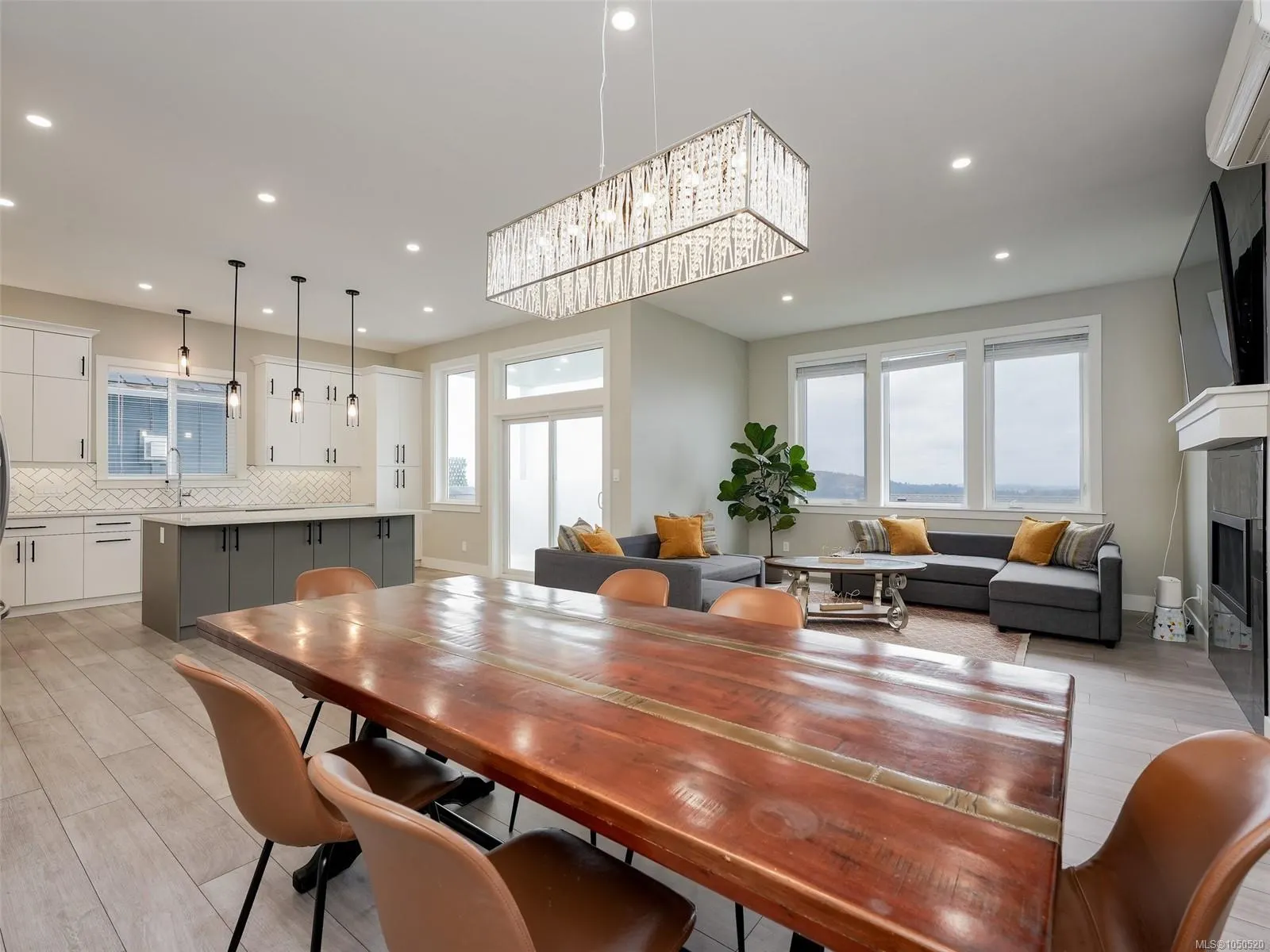 2431 Azurite Cres