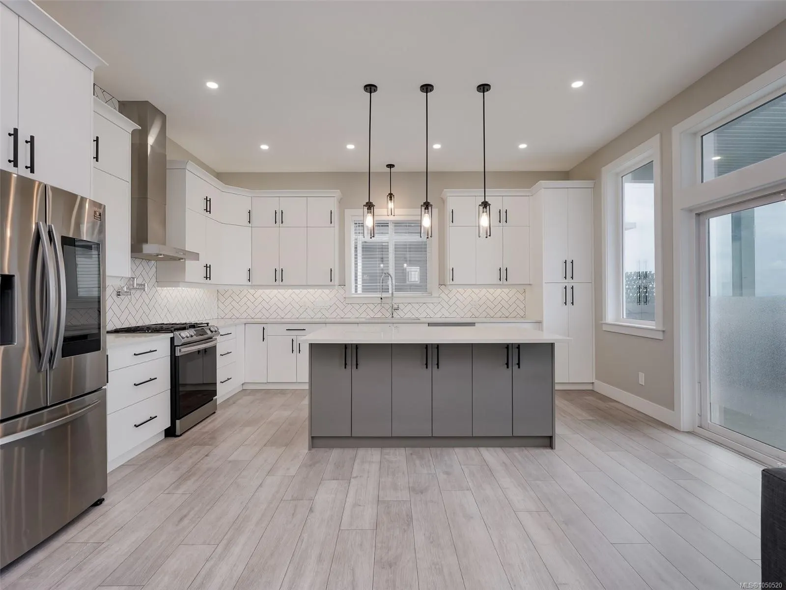 2431 Azurite Cres