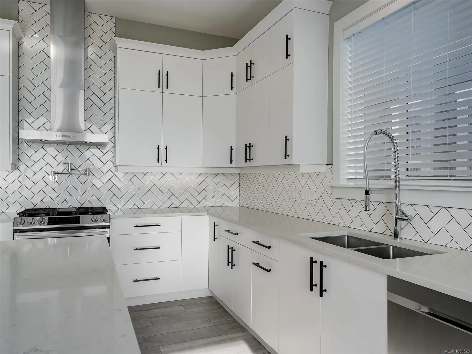 2431 Azurite Cres