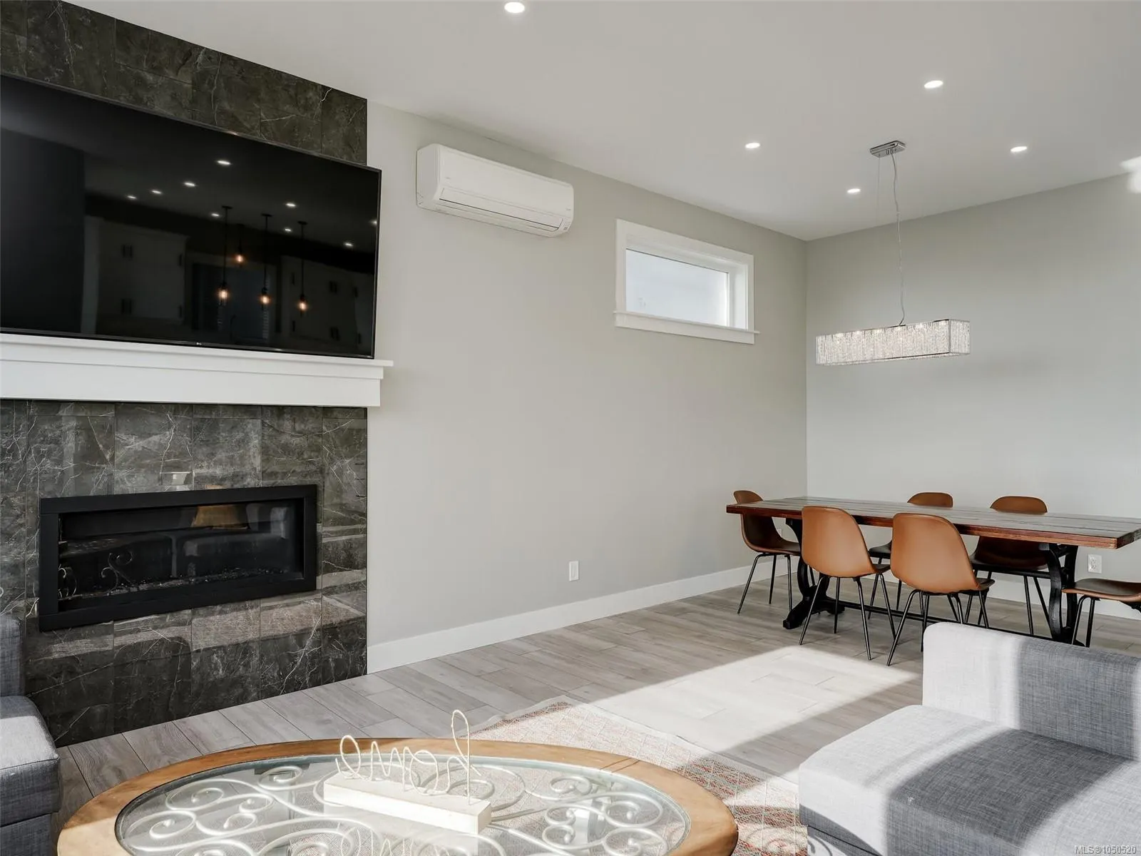 2431 Azurite Cres