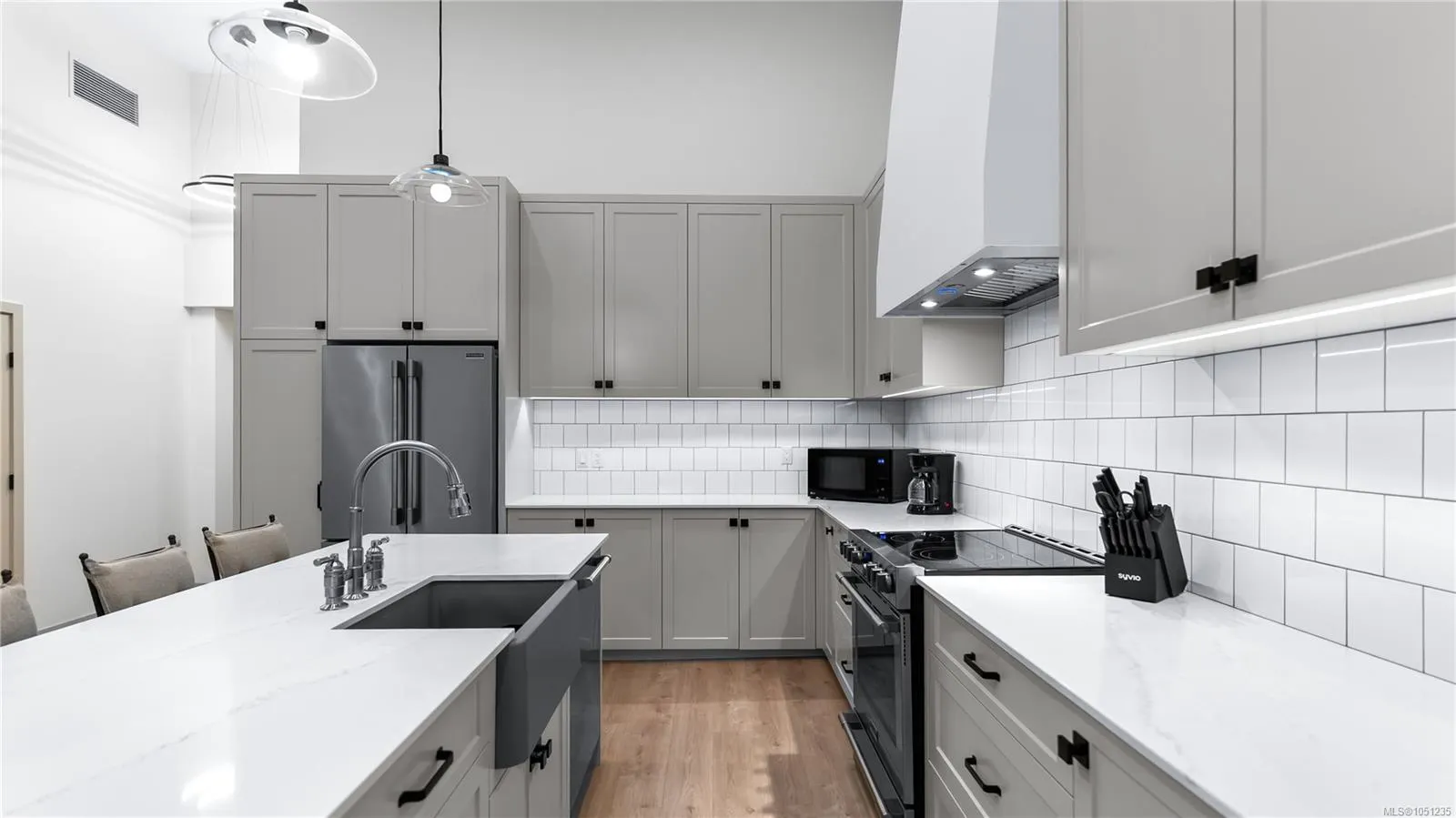 7925 East Saanich Rd