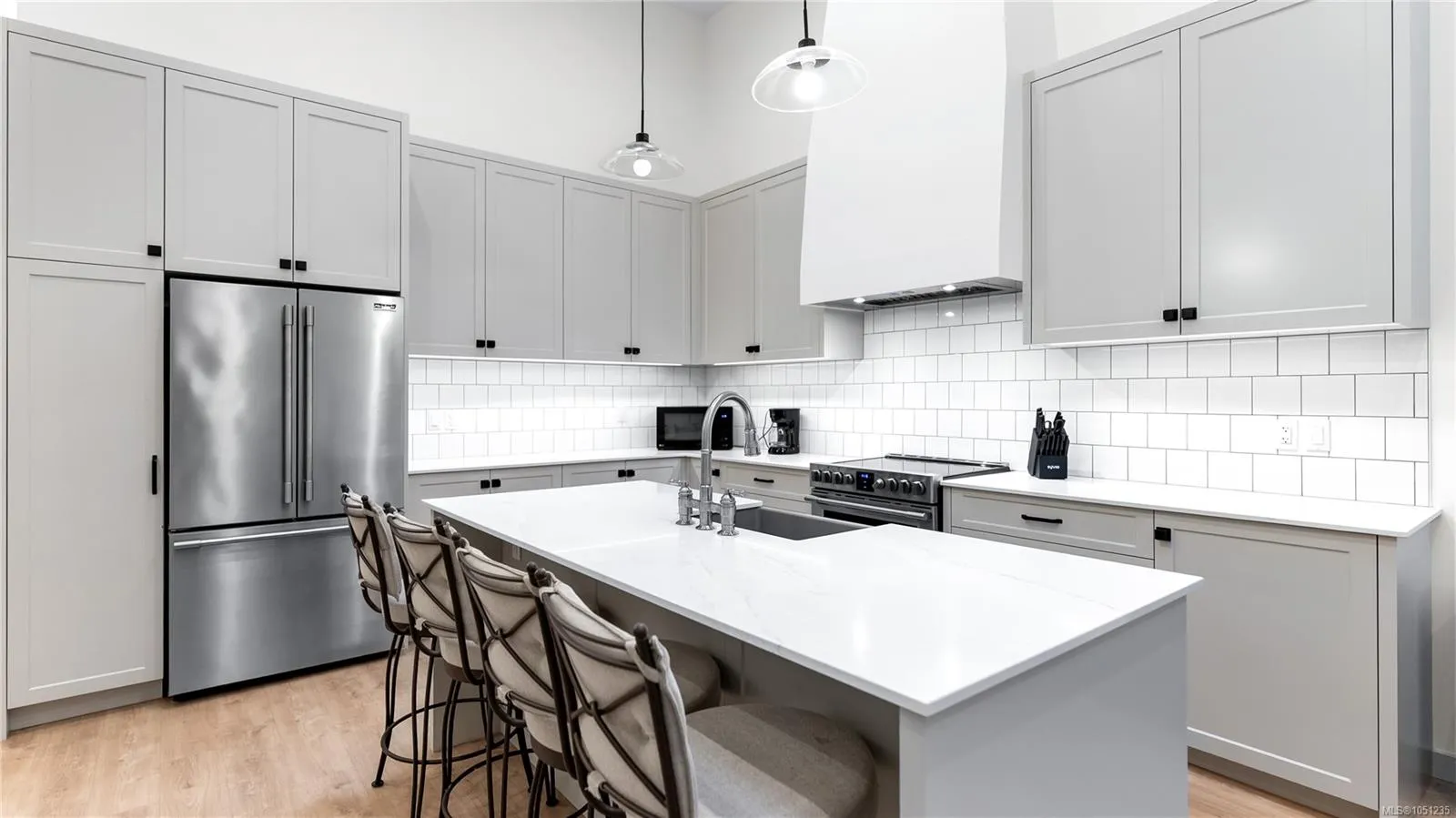 7925 East Saanich Rd