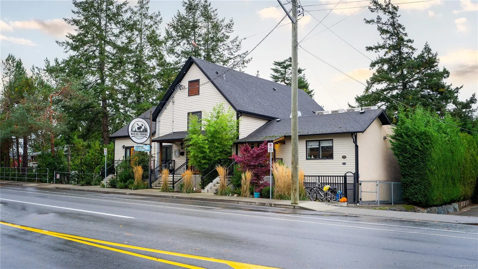 7925 East Saanich Rd