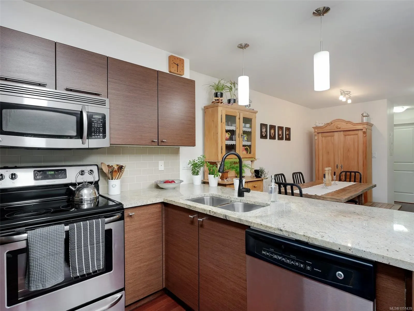 1315 Esquimalt Rd
