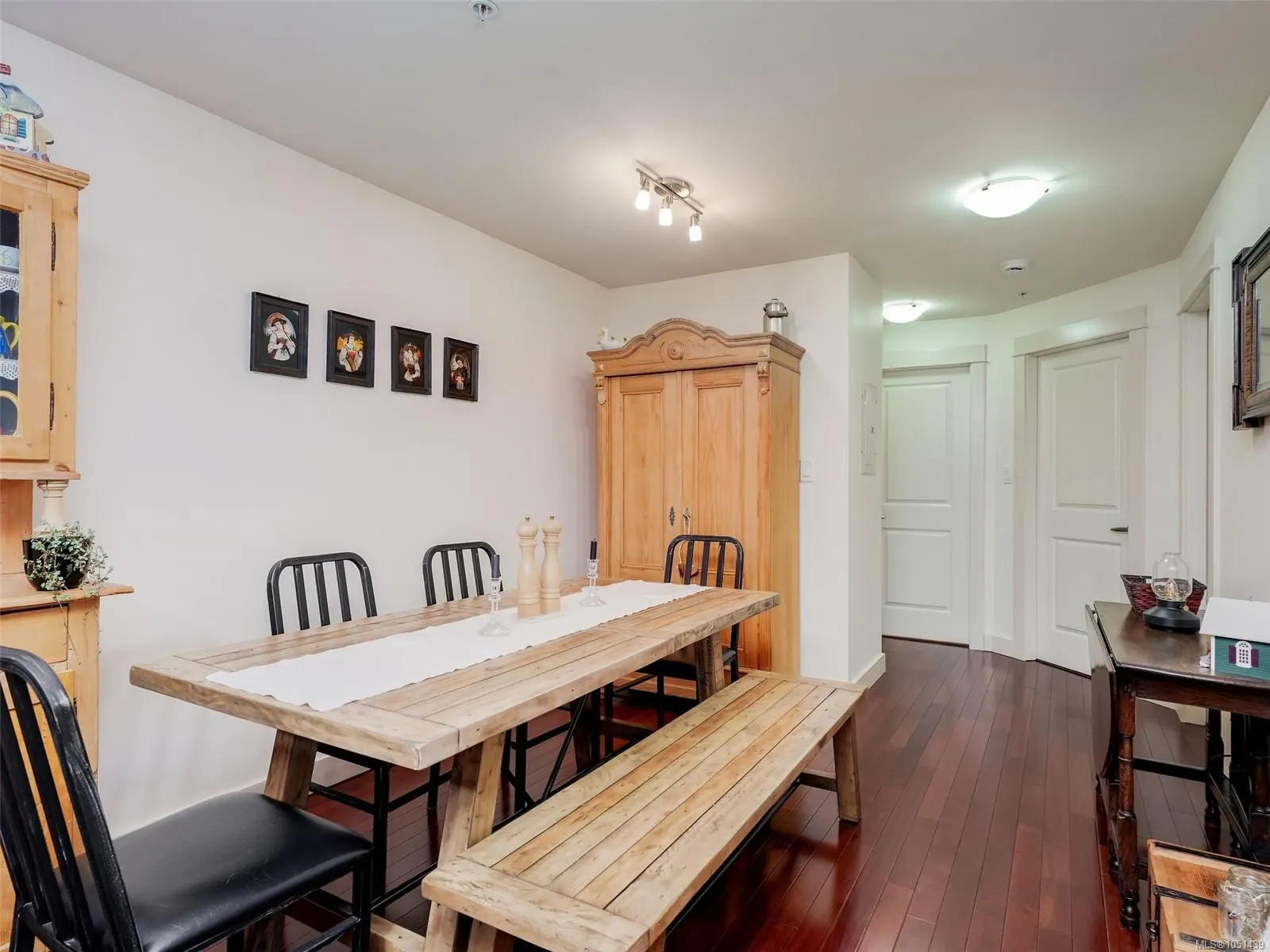 1315 Esquimalt Rd