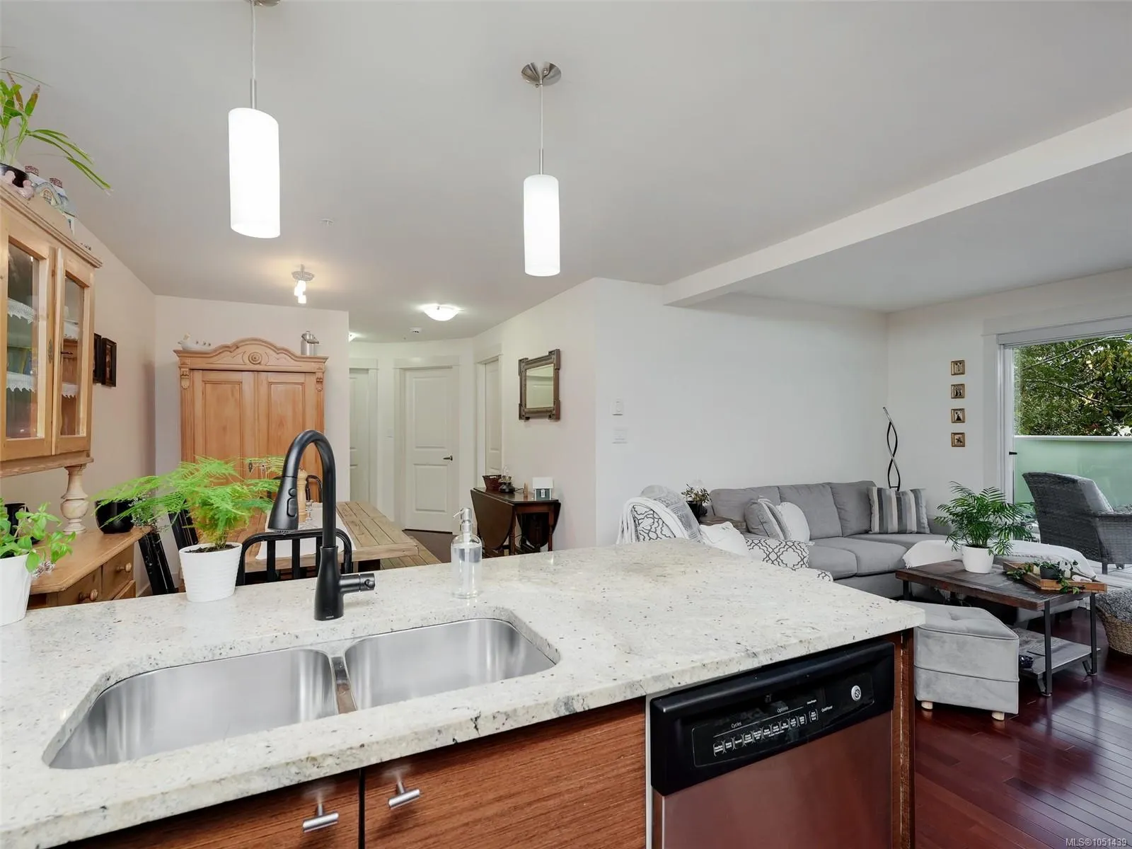 1315 Esquimalt Rd