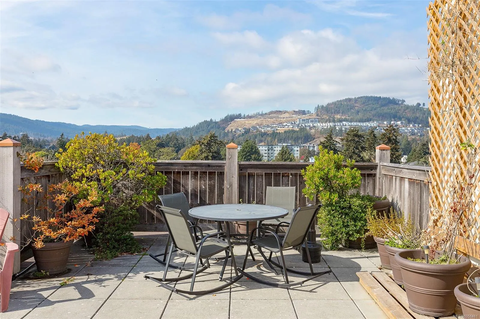 866 Goldstream Ave