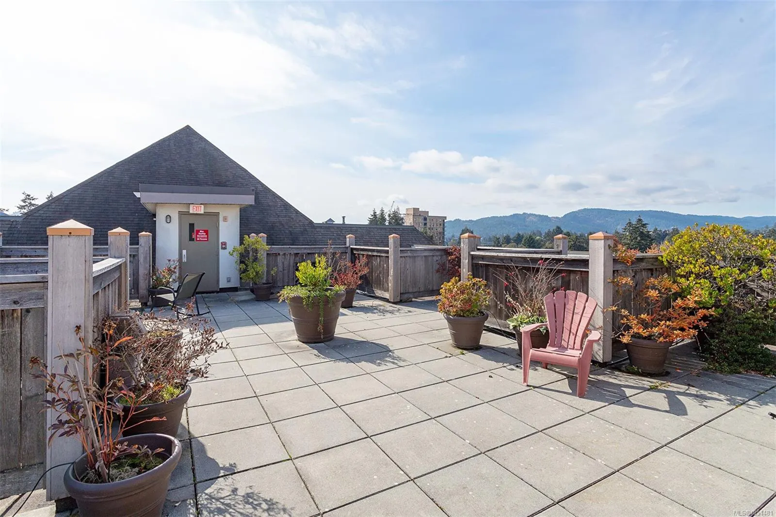 866 Goldstream Ave