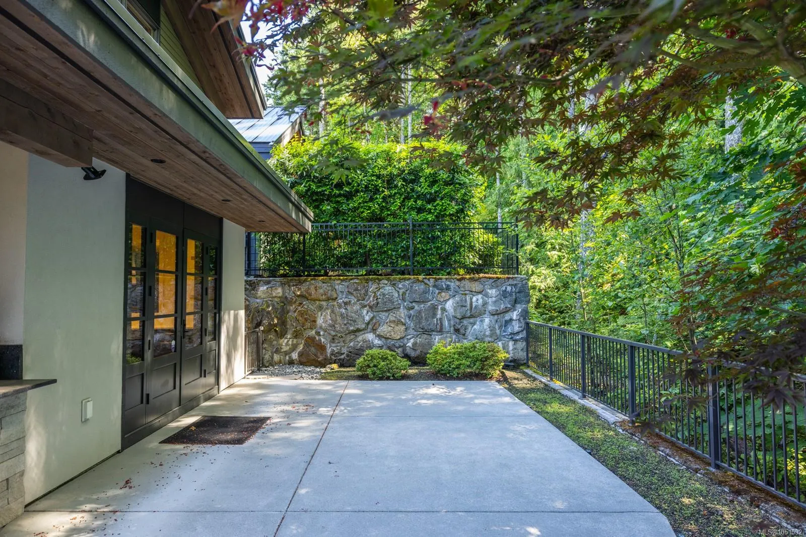 2215 Riviera Pl