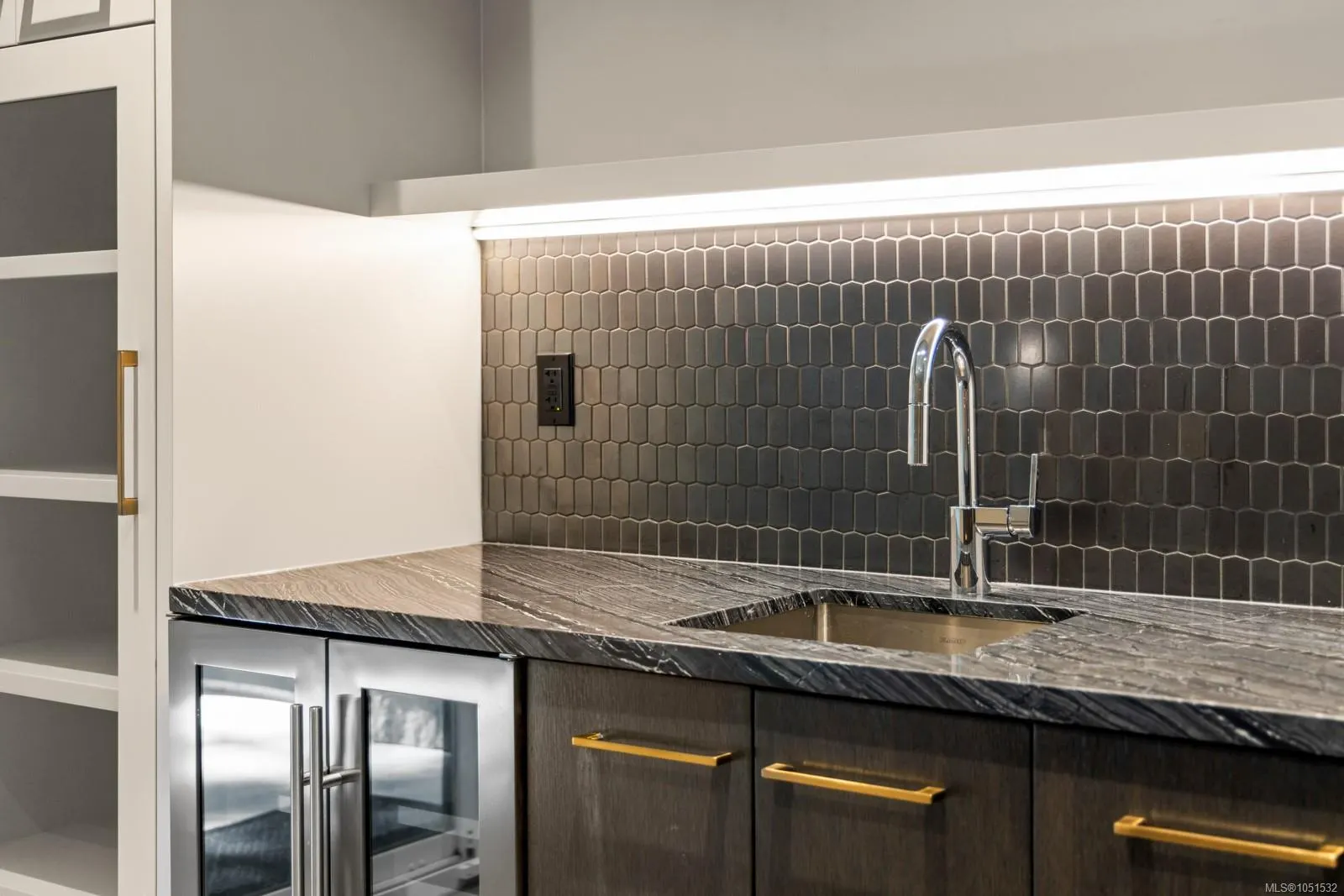 2215 Riviera Pl