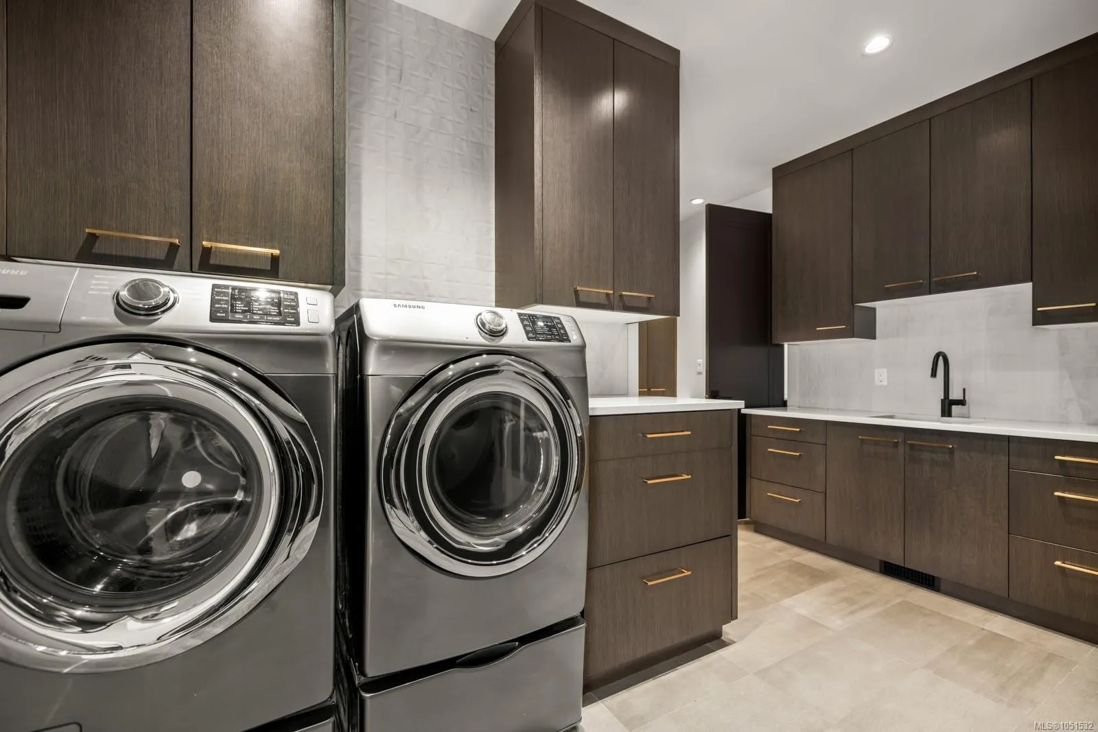 2215 Riviera Pl