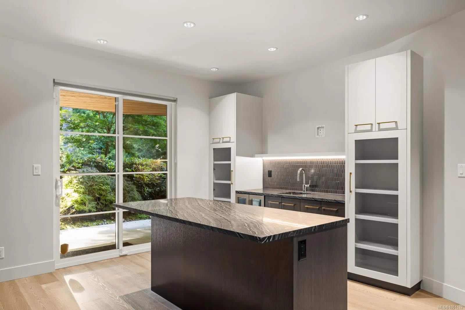 2215 Riviera Pl