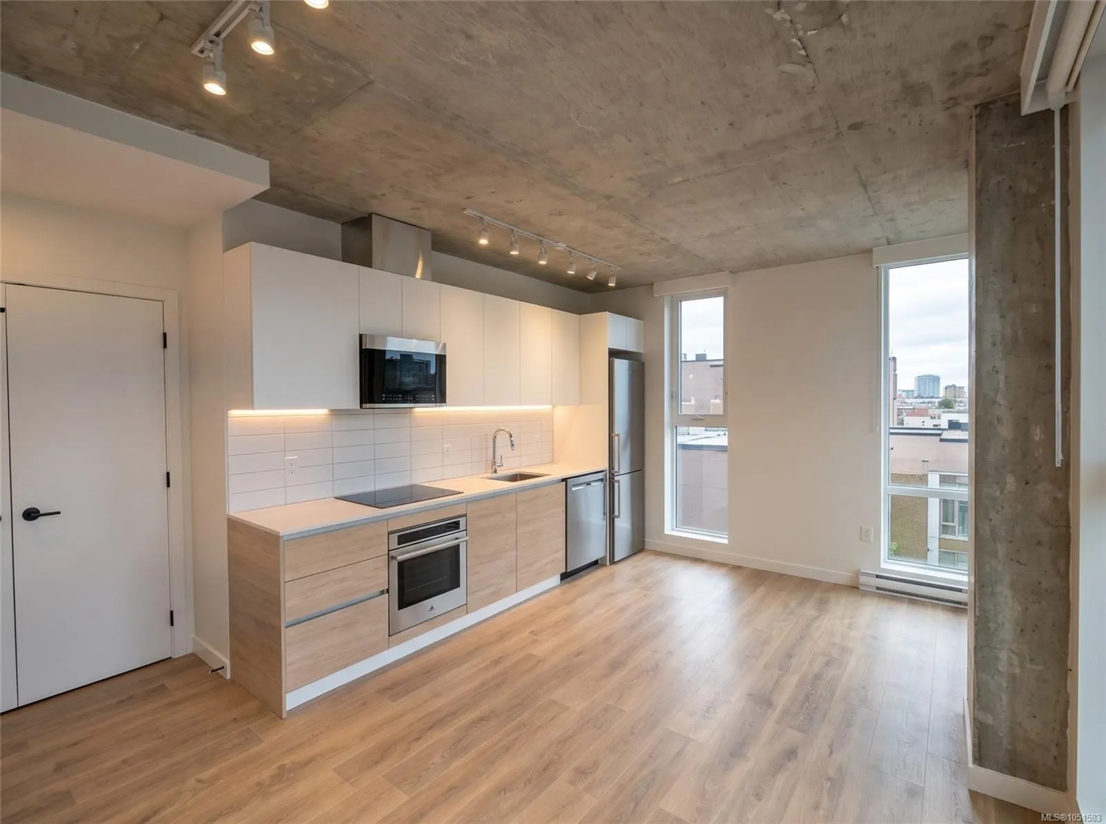 1097 View St