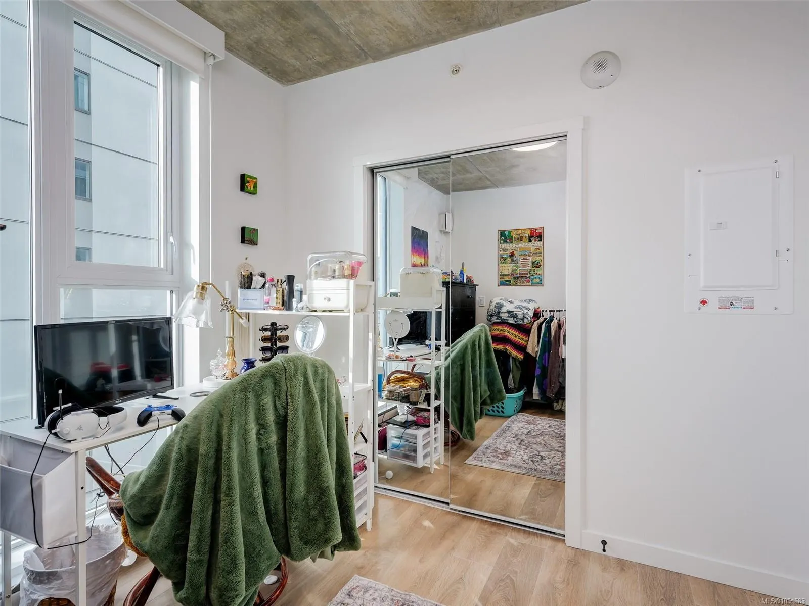 1097 View St