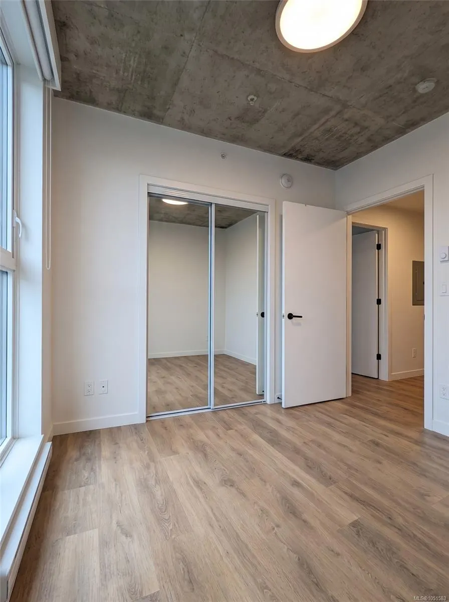 1097 View St