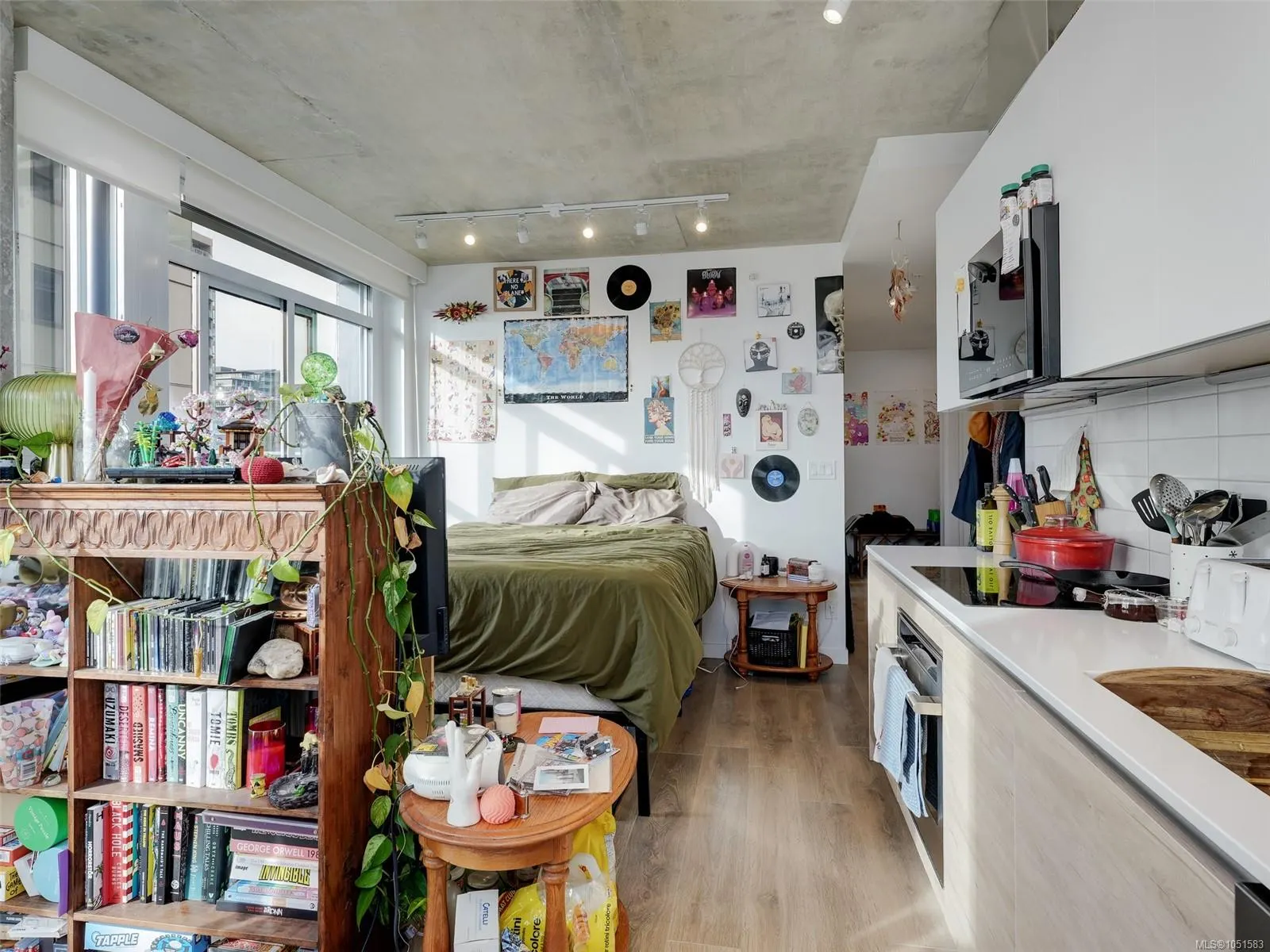 1097 View St