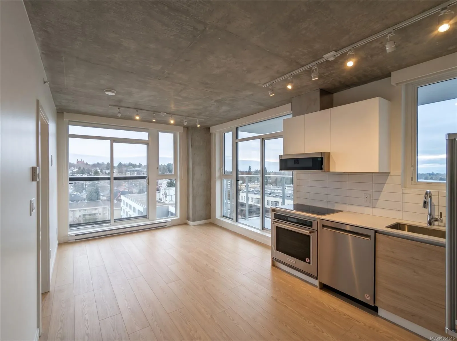 1097 View St