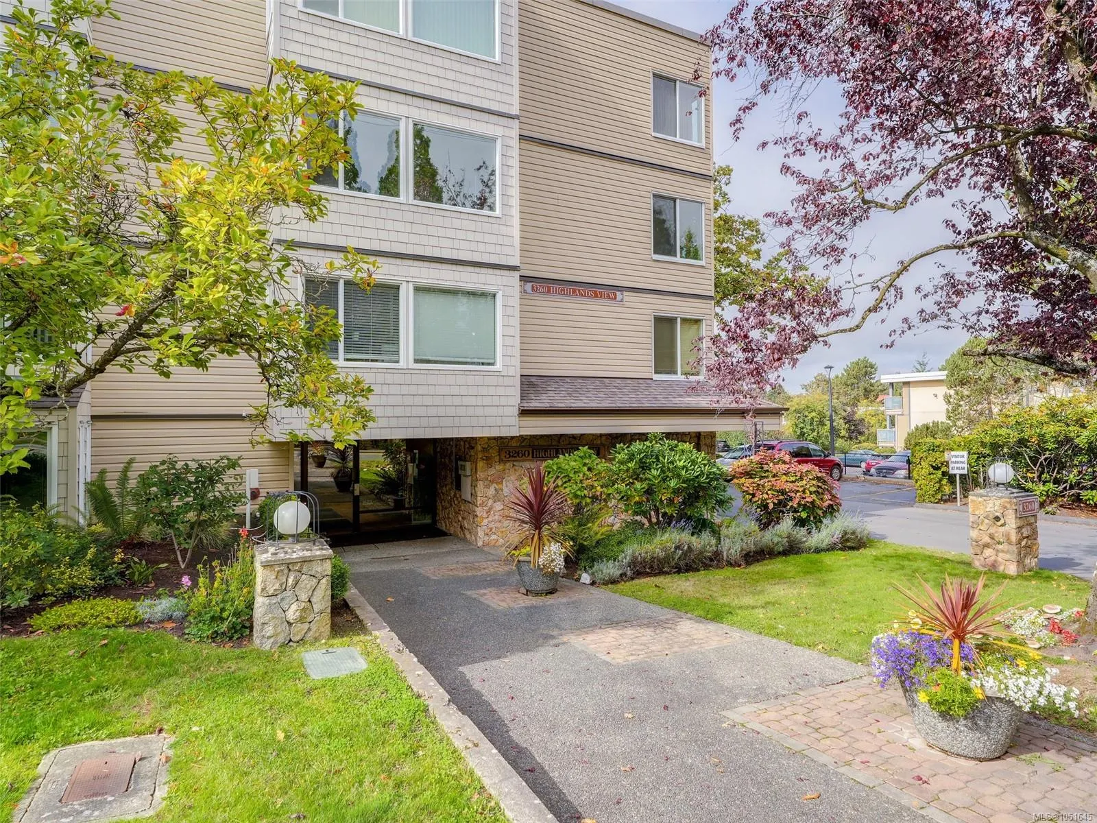 3260 Quadra St