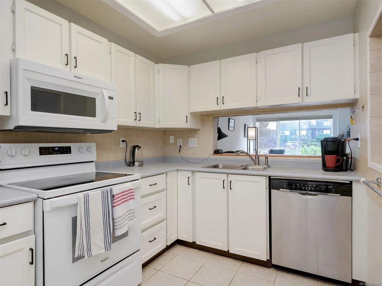 3260 Quadra St
