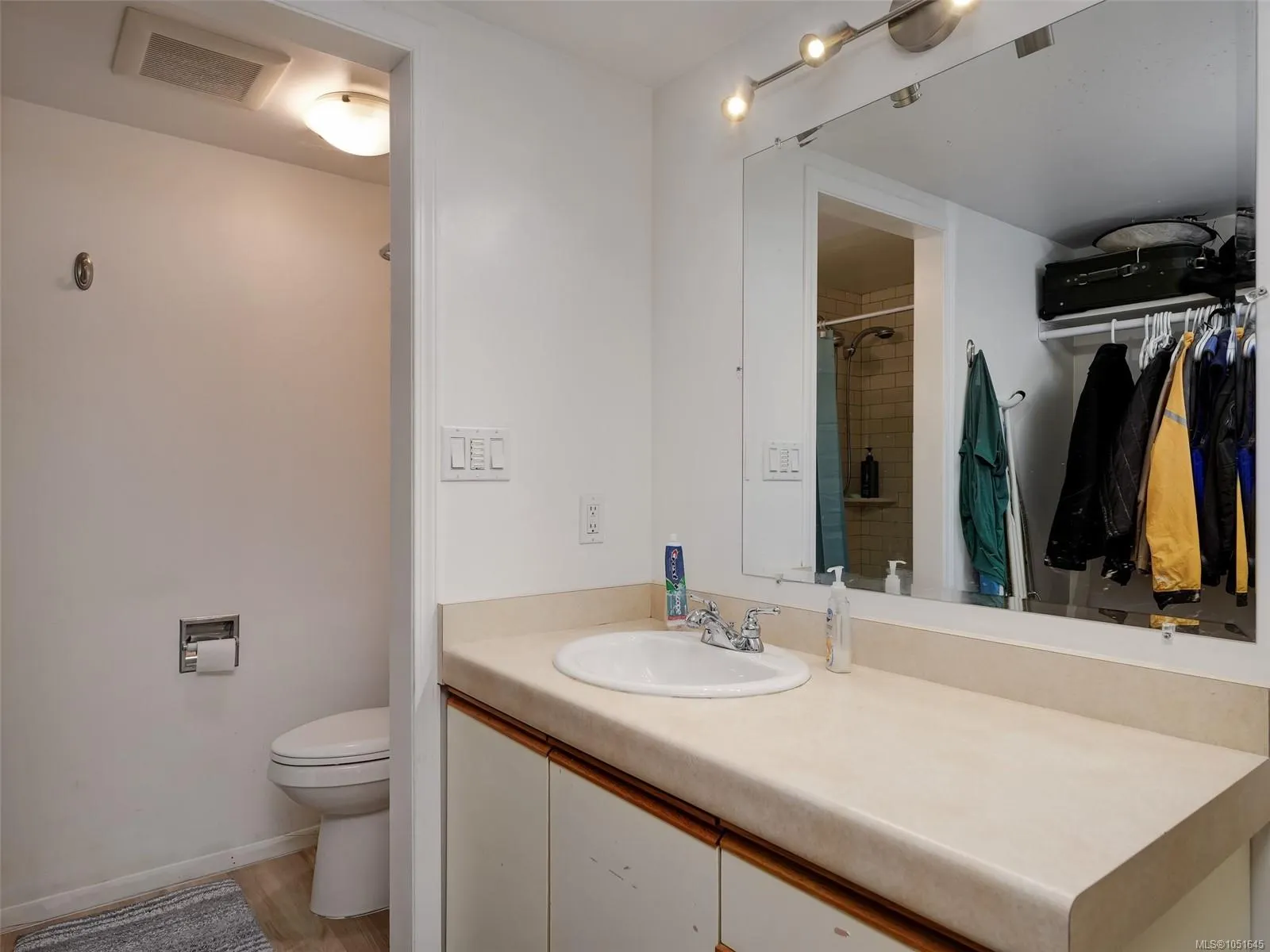 3260 Quadra St